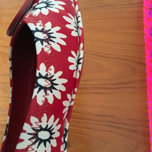 Tory Burch Rare Find ~ Size 9 - Picture 2 of 7